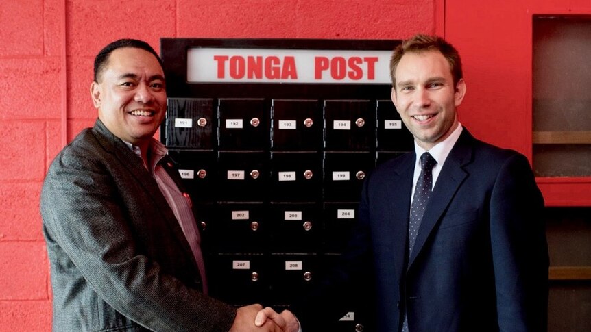 Tonga Post CEO and what3words creator shake hands