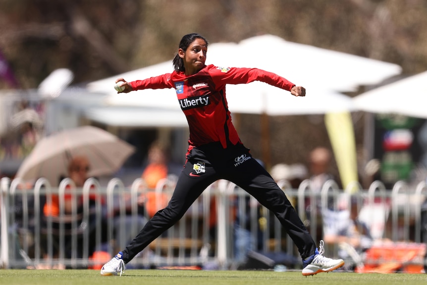 Harmanpreet Kaur of the Renegades about to throw a ball.