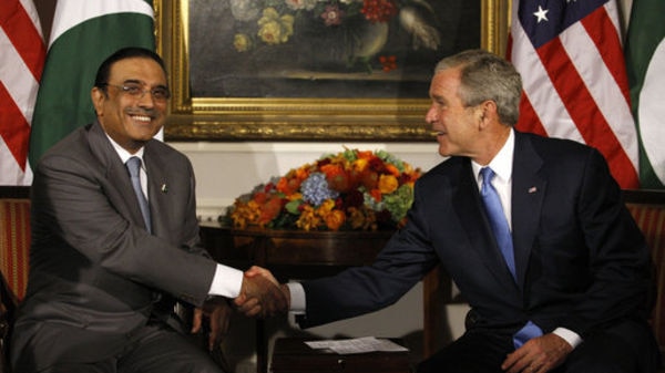 Bush shakes hands with Pakistan's Zardari