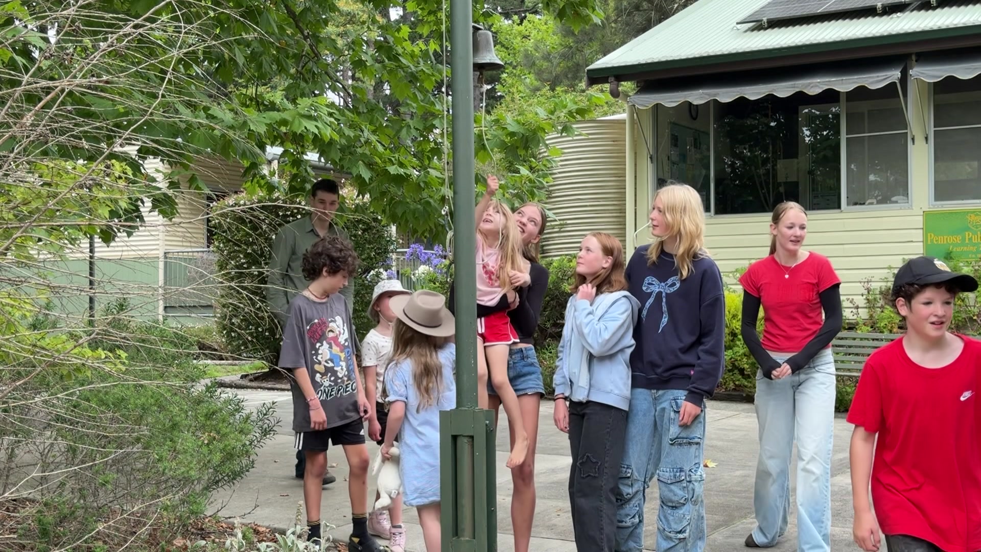 Un grupo de niños se reúne en el patio del colegio.