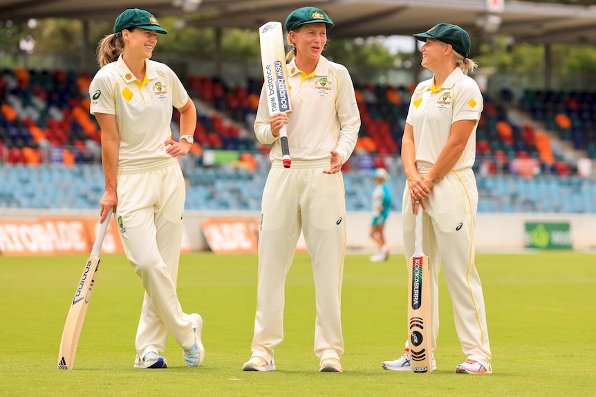 Wearing whites, Ellyse Perry, Meg Lanning and Alyssa Healy chat on the field