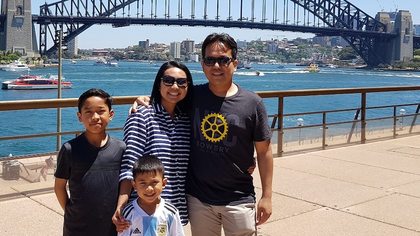 Keluarga Ade dan Rizka Tsalasi dengan kedua putra mereka Delfin dan Adriz ketika berada di Sydney.