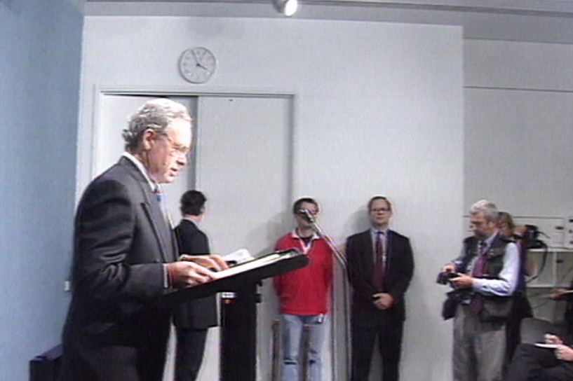 Ralph Willis at a 1996 media conference.