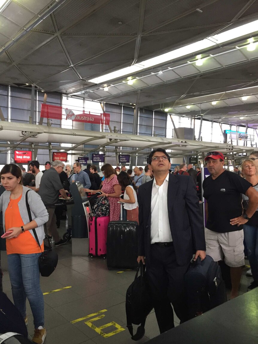 清晨五点，悉尼机场就挤满了人群。航空公司竭尽全力处理积压的航班。