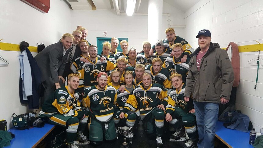 Hockey players pose for a group photo.