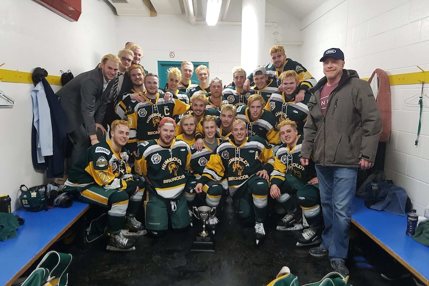 Hockey players pose for a group photo.