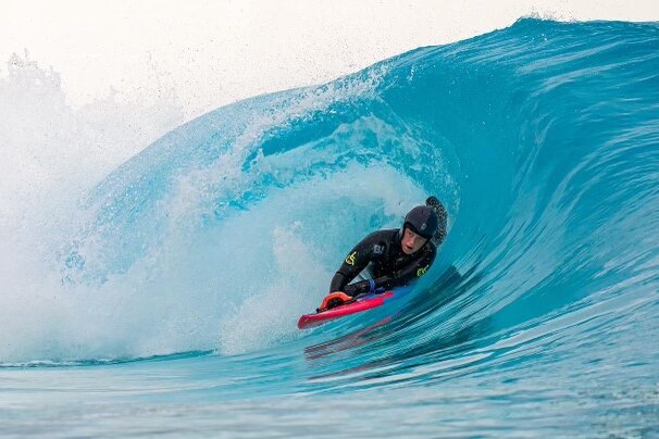 surfista tumbado a bordo de una ola 