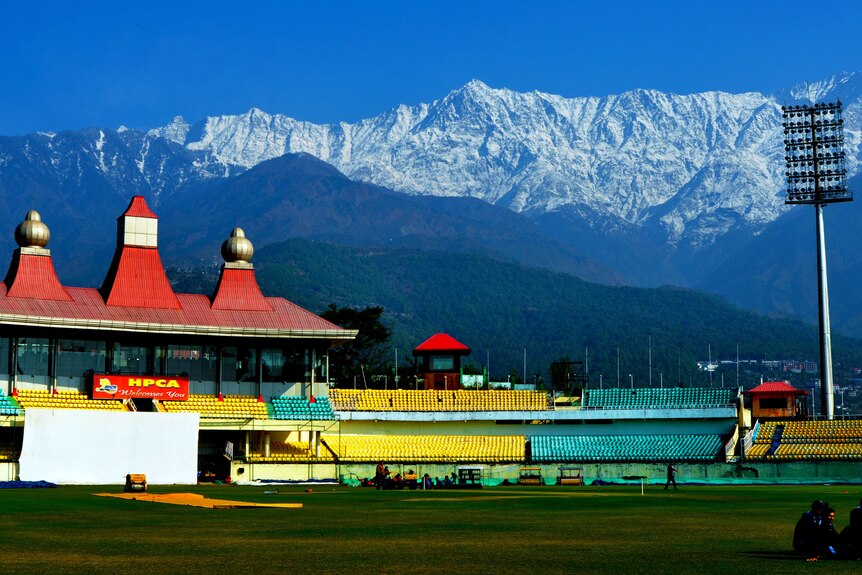 Terrain de cricket de Dharamshala avec l'Himalaya enneigé en arrière-plan