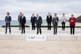 七国集团领导人在海边合影。