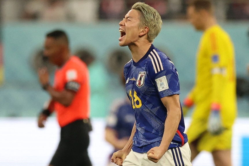 Um jogador de futebol japonês comemora seu gol.