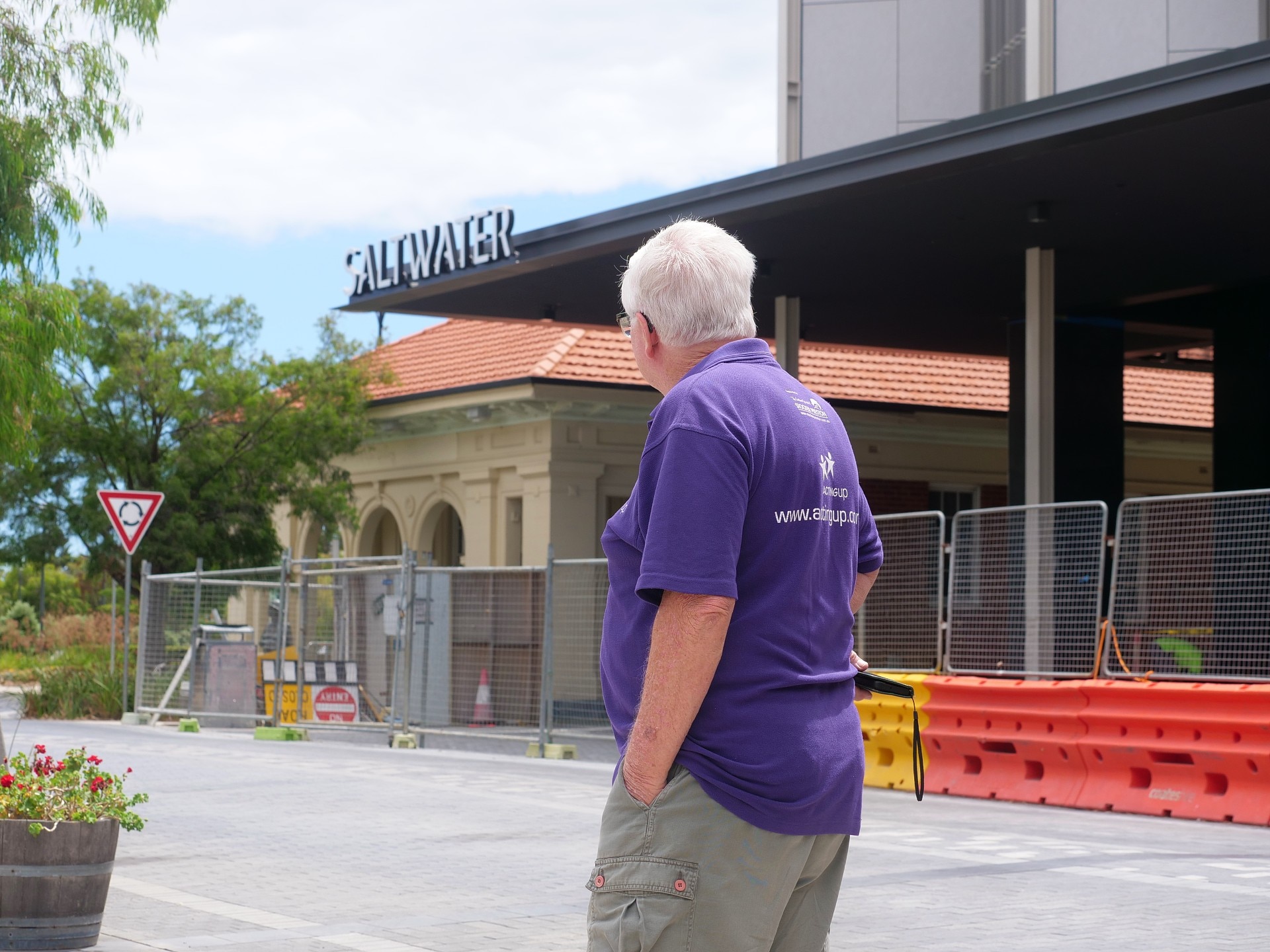 Un hombre mira un sitio de construcción.