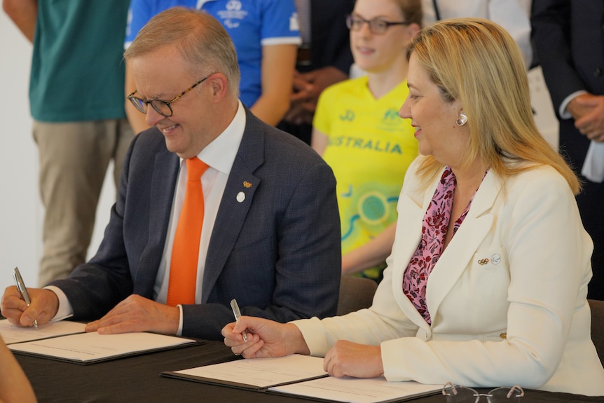 Prime Minister Anthony Albanese with Queensland Premier Annastacia Palaszczuk sign Brisbane Olympics funding deal
