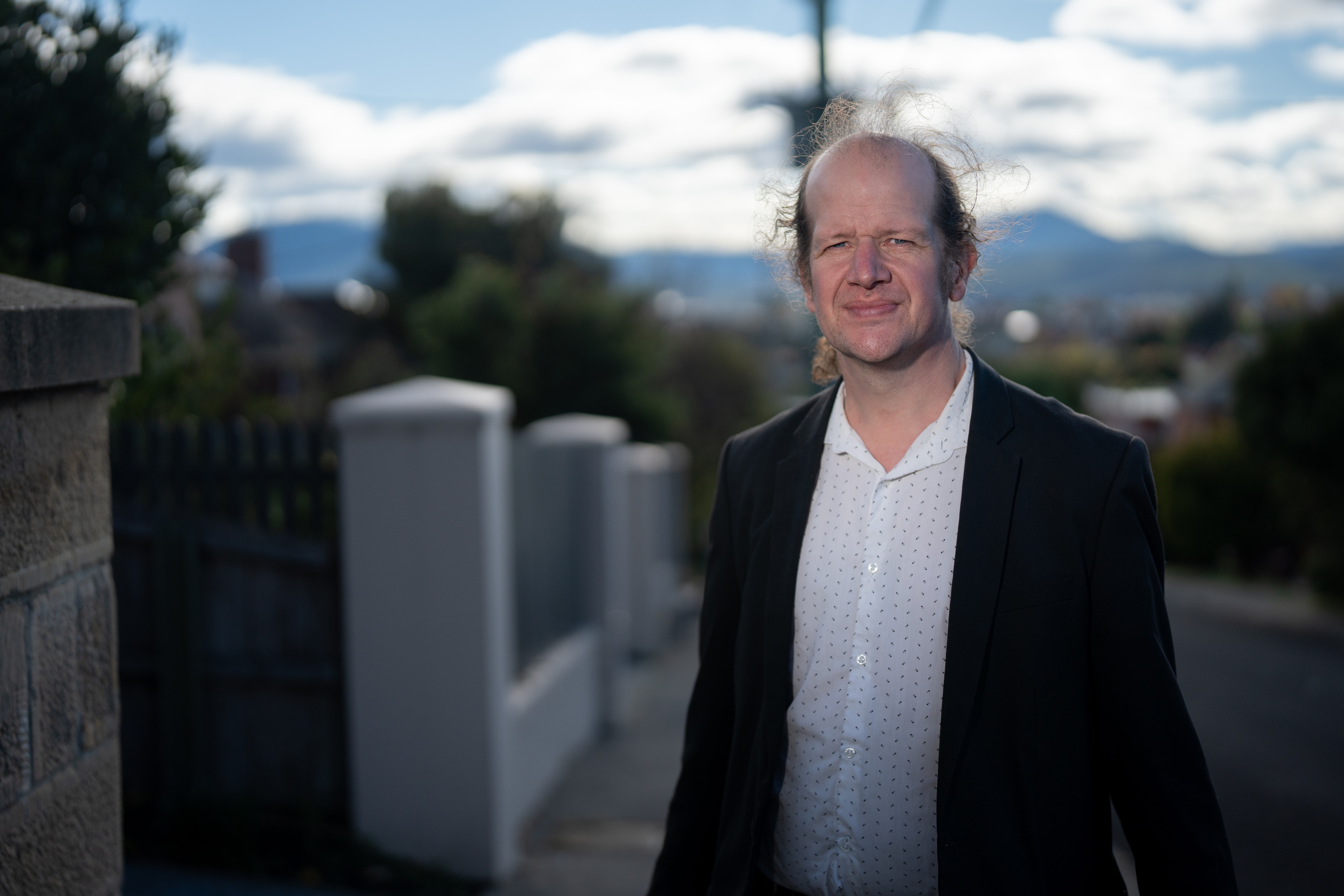 El hombre sonríe para la foto.