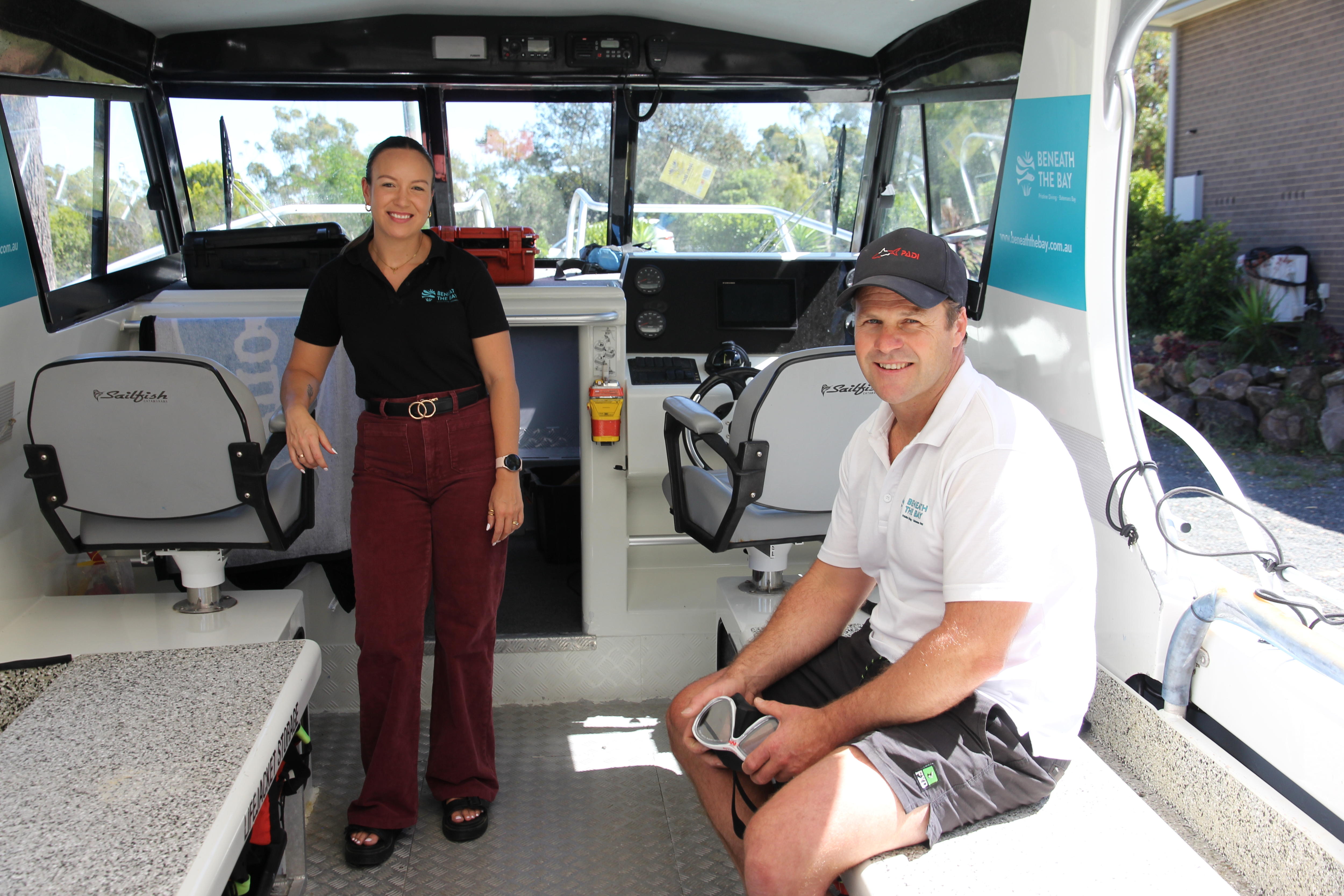 Um homem e uma mulher num barco.