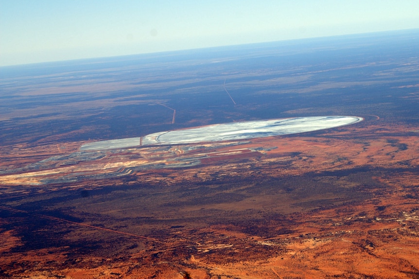 Yeelirrie showing salt plain and horizon