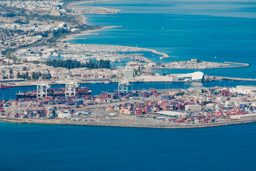 Una toma aérea de un puerto. 