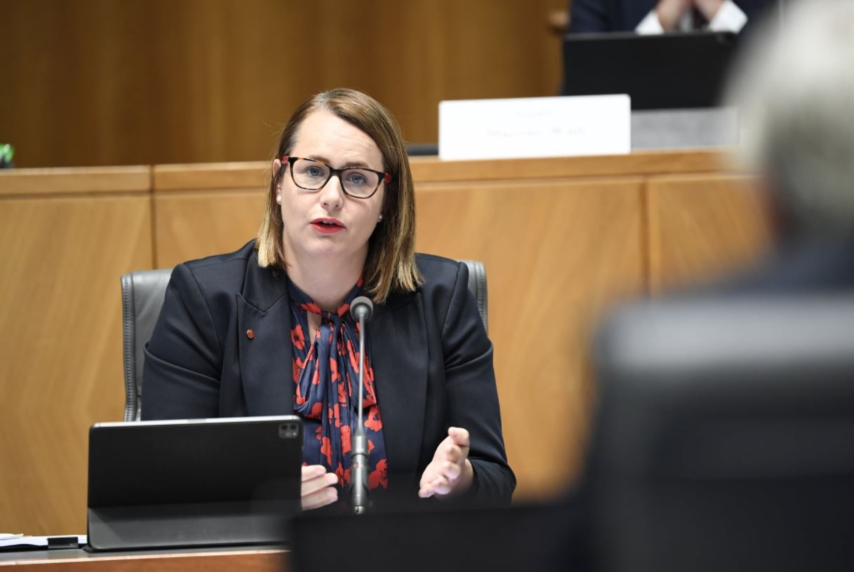 A senadora Nita Green tem assento na presunção do Senado. 