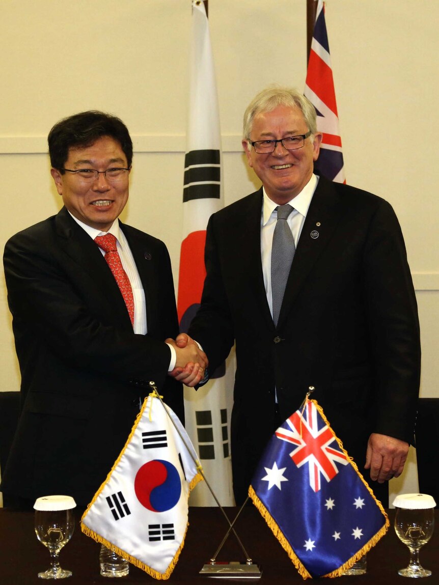 Trade Minister Andrew Robb (right) and his South Korean counterpart He Yoon Sang-jick