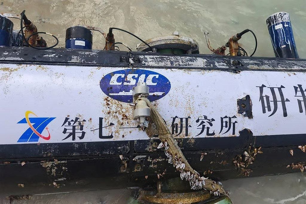 The logo of the  China Shipbuilding Industry Corporation on a torpedo-like object.
