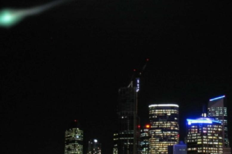 Green fireball in Brisbane night sky May 2006