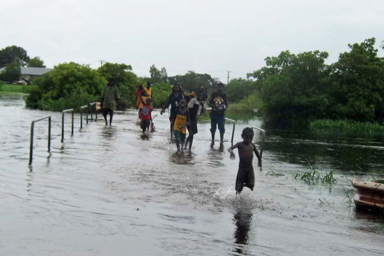 Community cleans up after Daly River flooding.