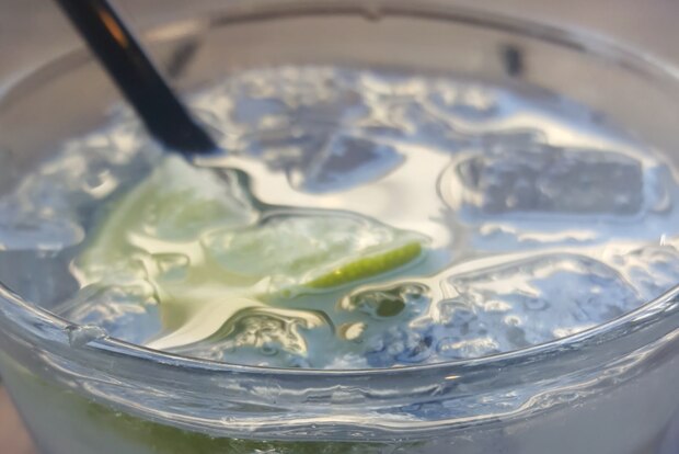 Gin and tonic close up