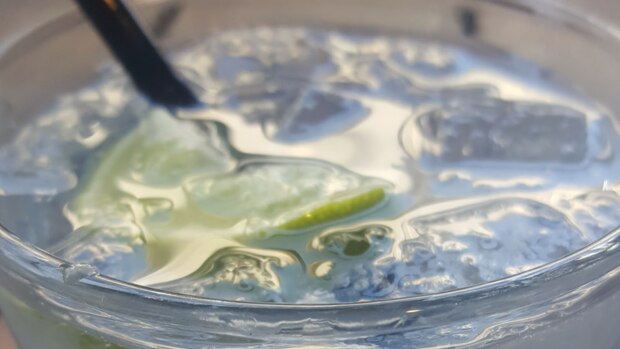 Gin and tonic close up