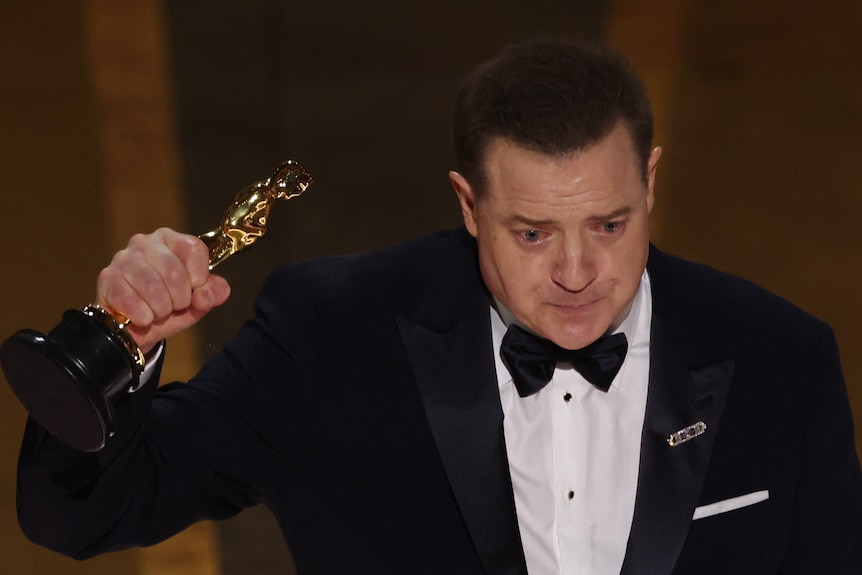 Brendan Fraser holding up an Oscar