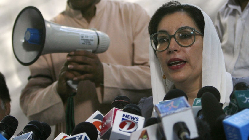 Benazir Bhutto has threatened a mass march through Lahore if General Musharraf does not abandon his emergency rule (File photo).