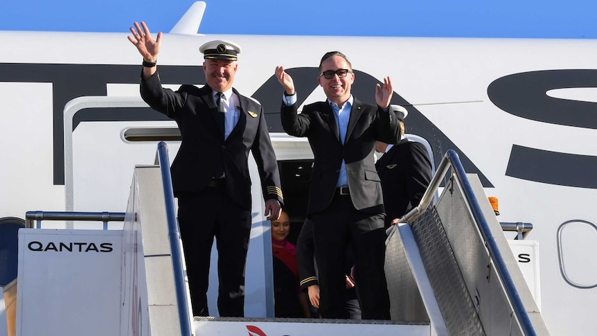 Direktur Eksekutif Qantas Alan Joyce (kanan) dan pilot Sean Golding setibanya di Sydney dari New York