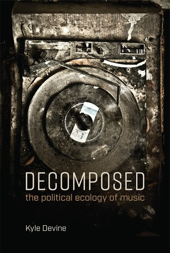 La portada de un libro con un tocadiscos desmoronándose y las palabras: Desmantelando la ideología política de la música.