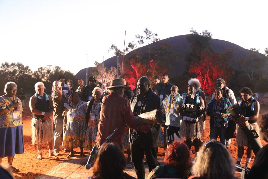 Delegates exchange gifts at the opening ceremony of the Uluru summit.