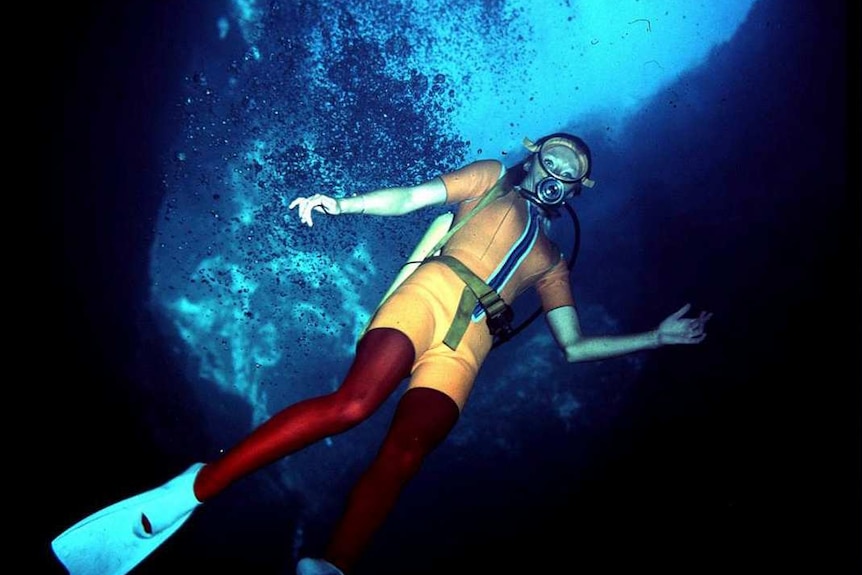 Valerie Taylor dives in Kilsbys sinkhole