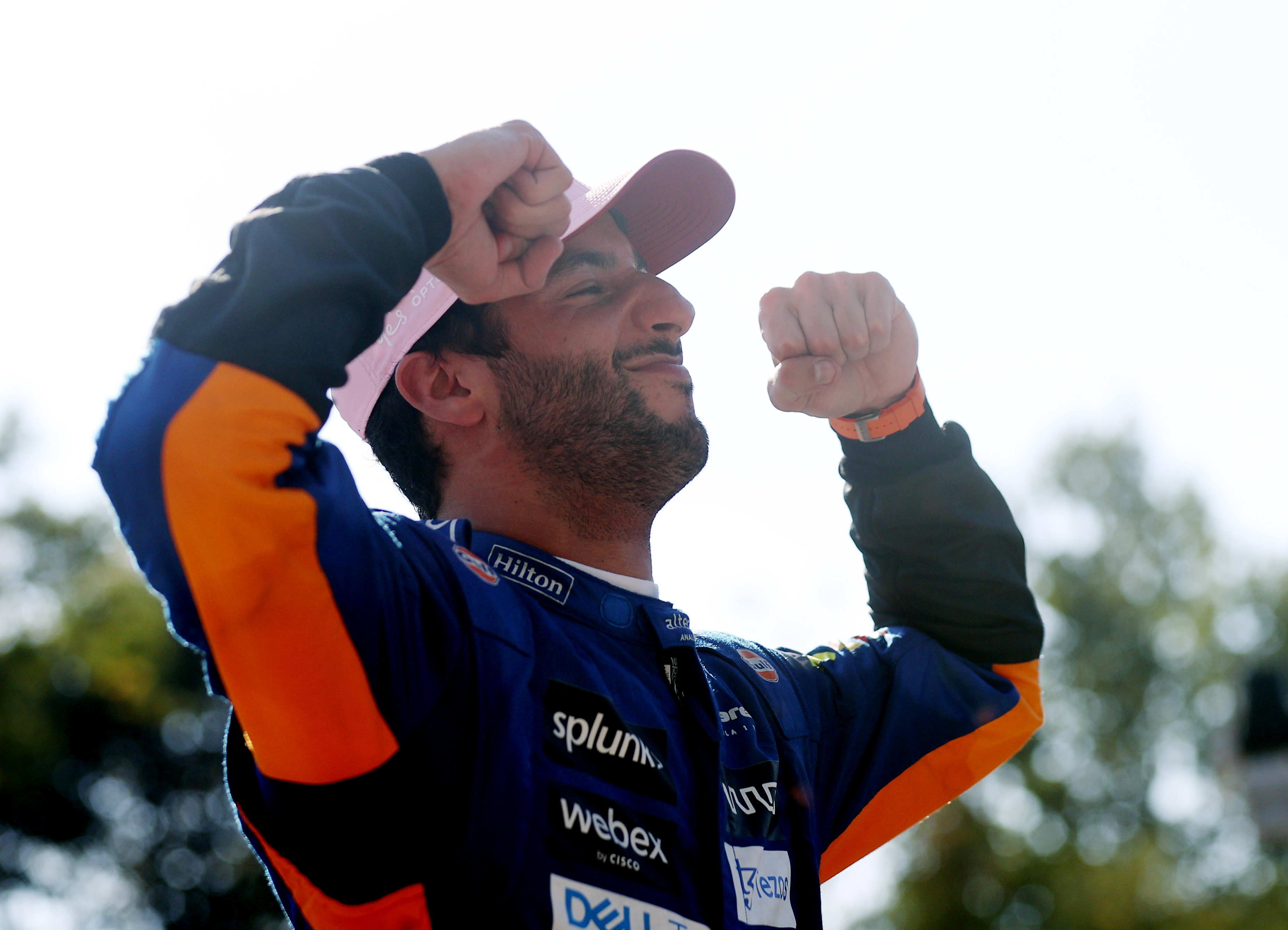 丹尼尔里卡多在赢得 2021 年意大利大奖赛后摆姿势
