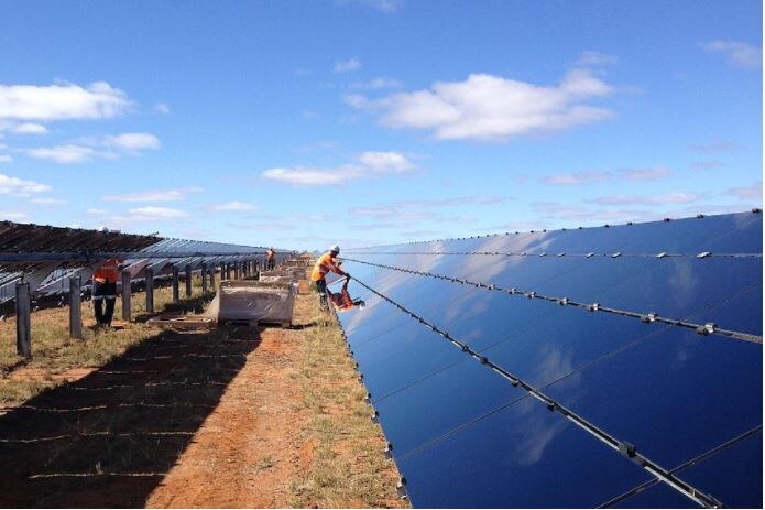 Un homme travaillant dans une ferme solaire à Broken Hill