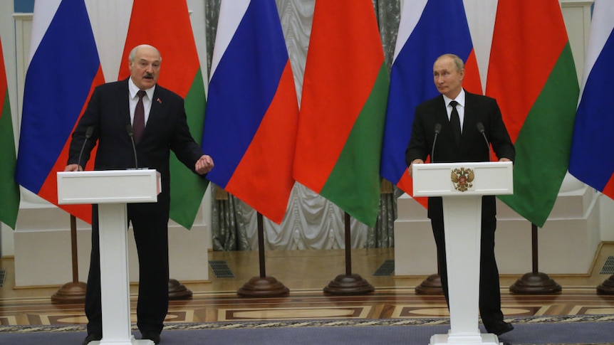 Russian President Putin and Belarussian President Lulashenko stand behind adjacent lecturns at a joint press conference