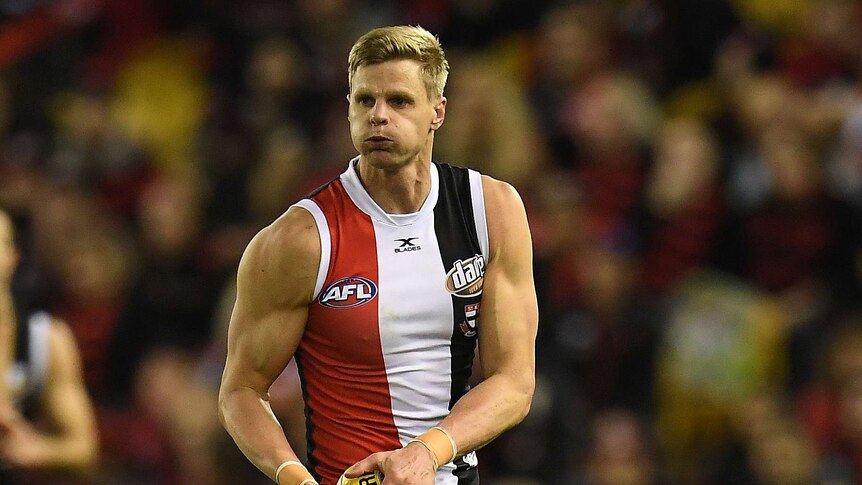 Saints player Nick Riewoldt runs with the ball.