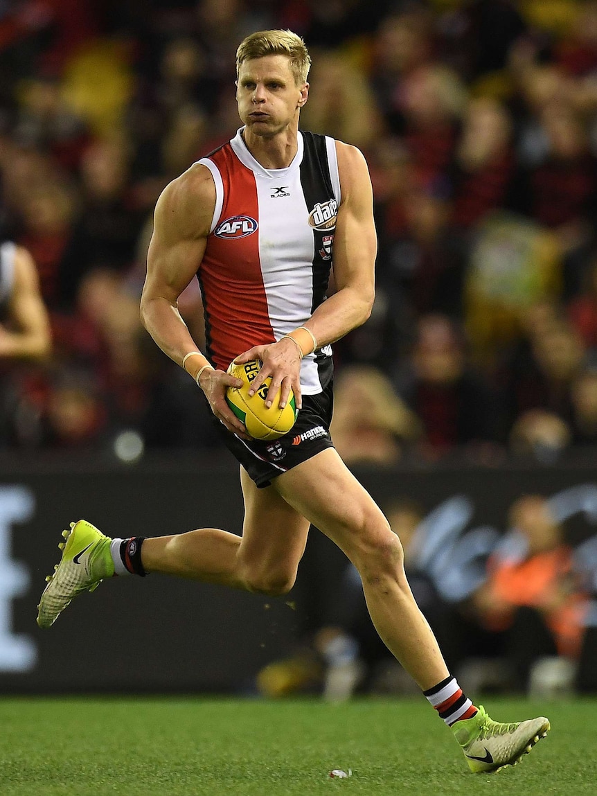 Saints player Nick Riewoldt running with the ball in Round17 action in 2017.