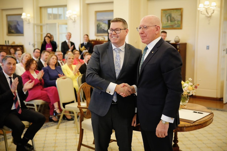 Pat Conroy dă mâna guvernatorului general David Hurley.