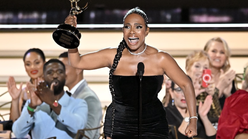 Sheryl Lee Ralph holds a trophyaccepts the award for Outstanding Supporting Actress in a Comedy Series at the 74th Emmy Awards 