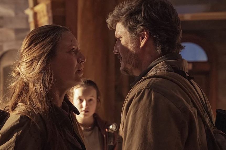 Anna Torv, Bella Ramsey and Pedro Pascal in talk in a still image from HBO's The Last of Us