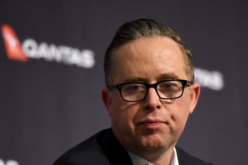 Ο διευθύνων σύμβουλος της Qantas, Alan Joyce, μιλά στα μέσα ενημέρωσης κατά τη διάρκεια συνέντευξης τύπου.