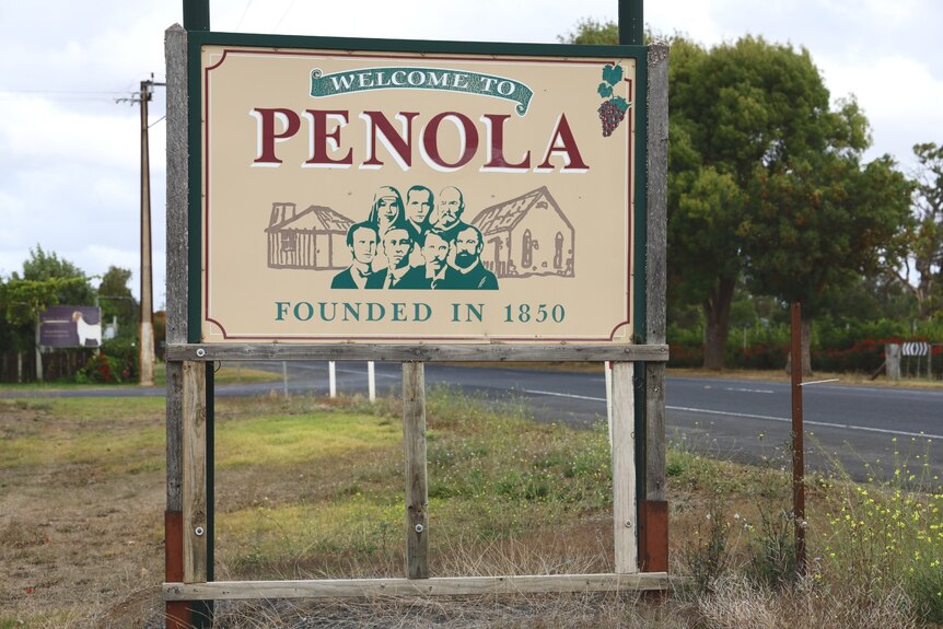 A sign which reads welcome to Penola. 