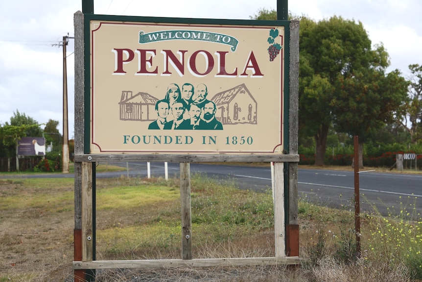 A sign which reads welcome to Penola. 