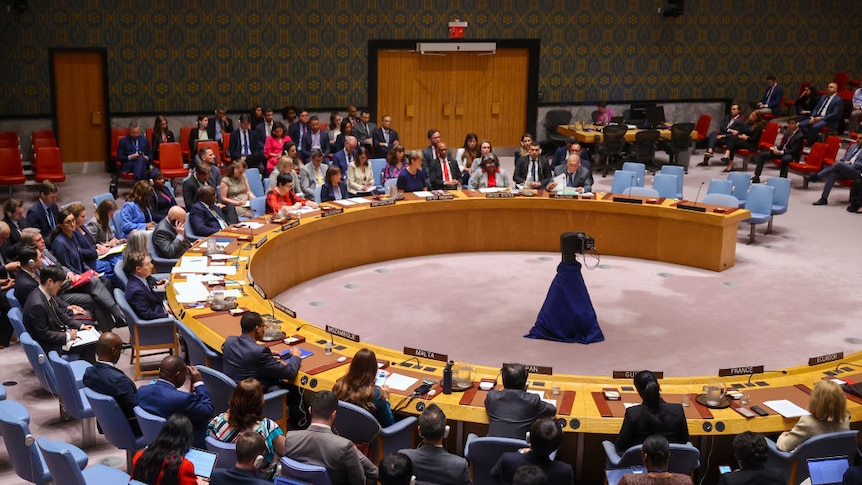 horsehoe shaped meeting table and observers at the UN Security Council meeting