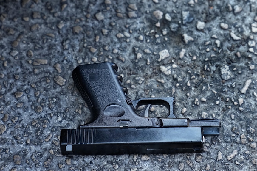 有人看到储户使用的玩具枪袭击了一家躺在地上的银行。
