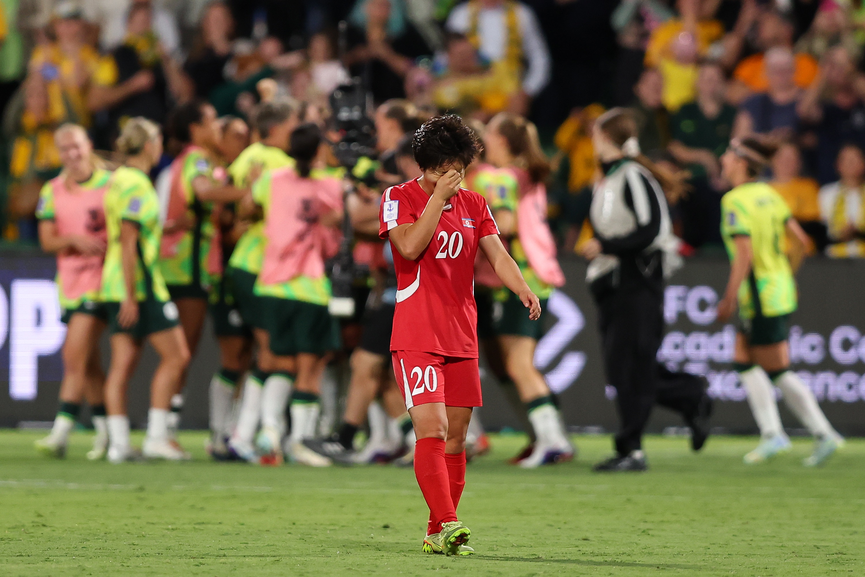 Jogadora de futebol norte-coreana tem mão na cabeça decepcionada