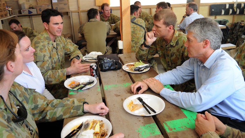 Stephen Smith eats lunch with troops