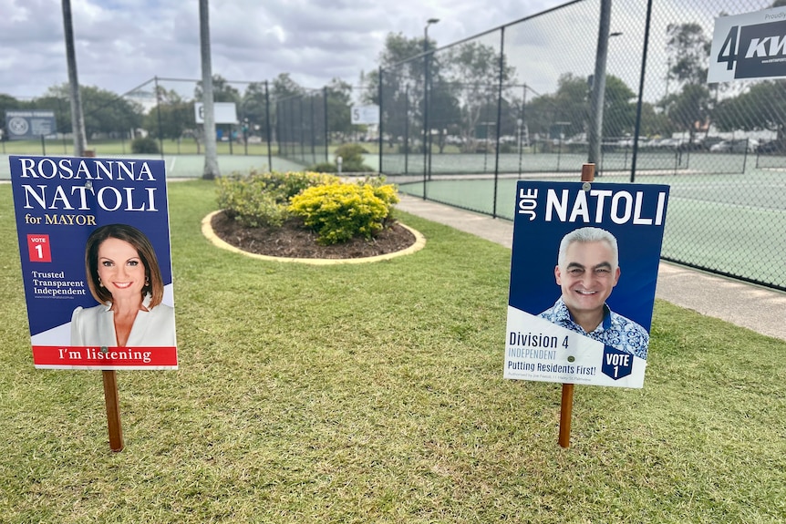 Corflute signos para candidatos electorales en un club de tenis