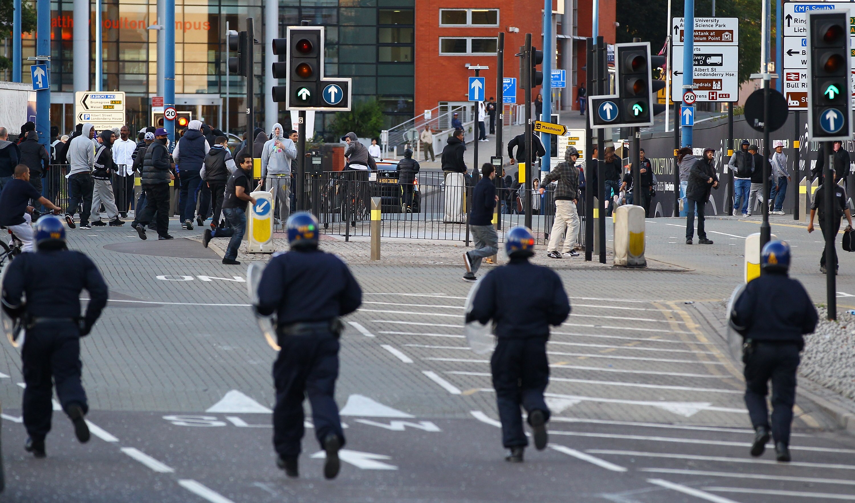 Birmingham rioters shoot at unarmed police - ABC News
